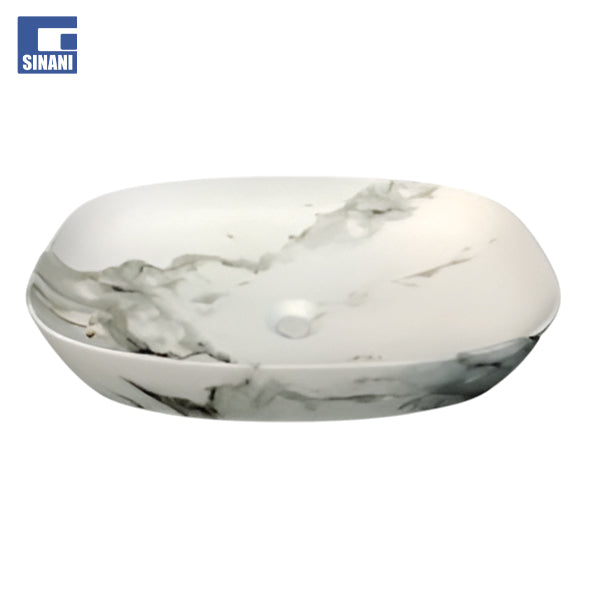 Lavaman mbi mobilje i bardhë