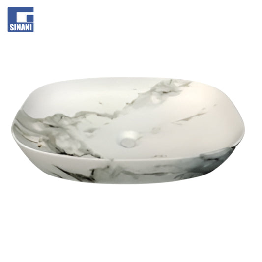 Lavaman mbi mobilje i bardhë